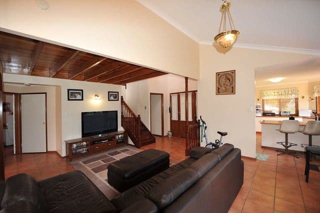 2 Sunflower Close, MIDDLE RIDGE QLD 4350, Middle Ridge - Thumbnail 2