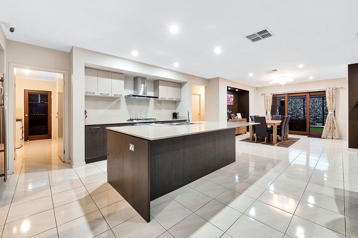 19 Stoneleigh Road, Cranbourne North VIC 3977, Cranbourne North - Thumbnail 5