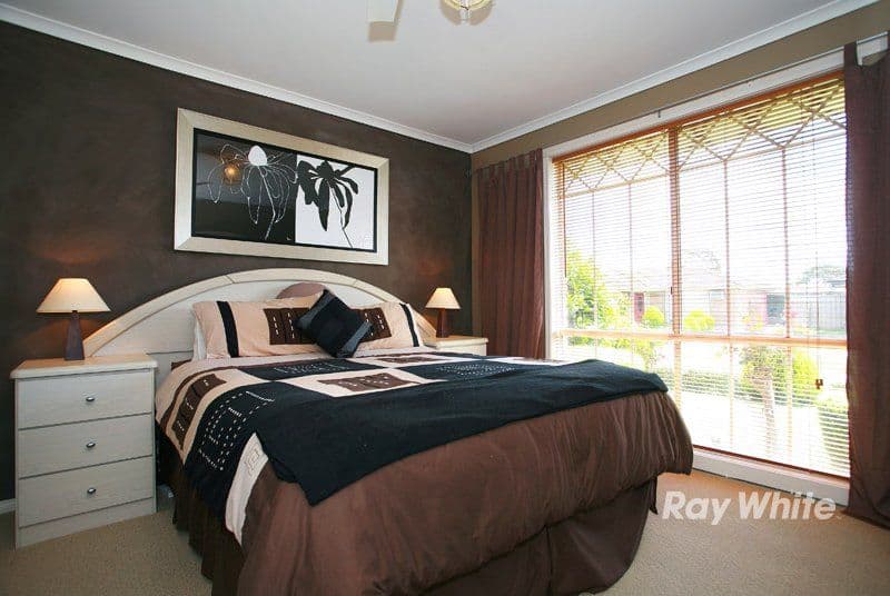 8 Bronhill Court, CRANBOURNE VIC 3977, Cranbourne West - Thumbnail 8