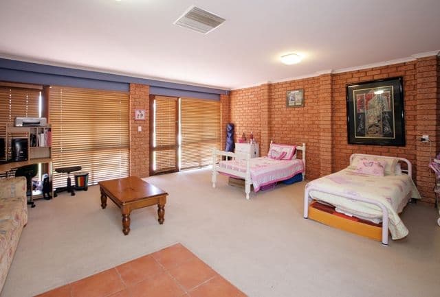 1 Bandera Avenue, GLENFIELD PARK NSW 2650, Glenfield Park - Thumbnail 4