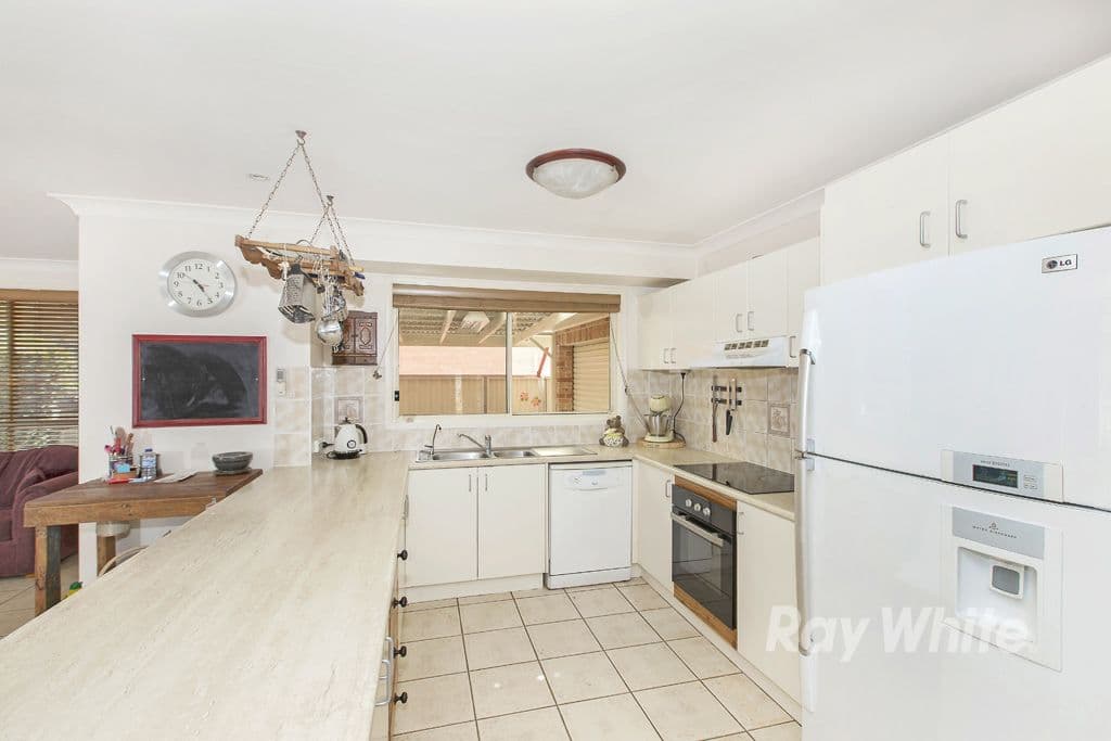 11 Hawthorne Close, Toronto - Thumbnail 2