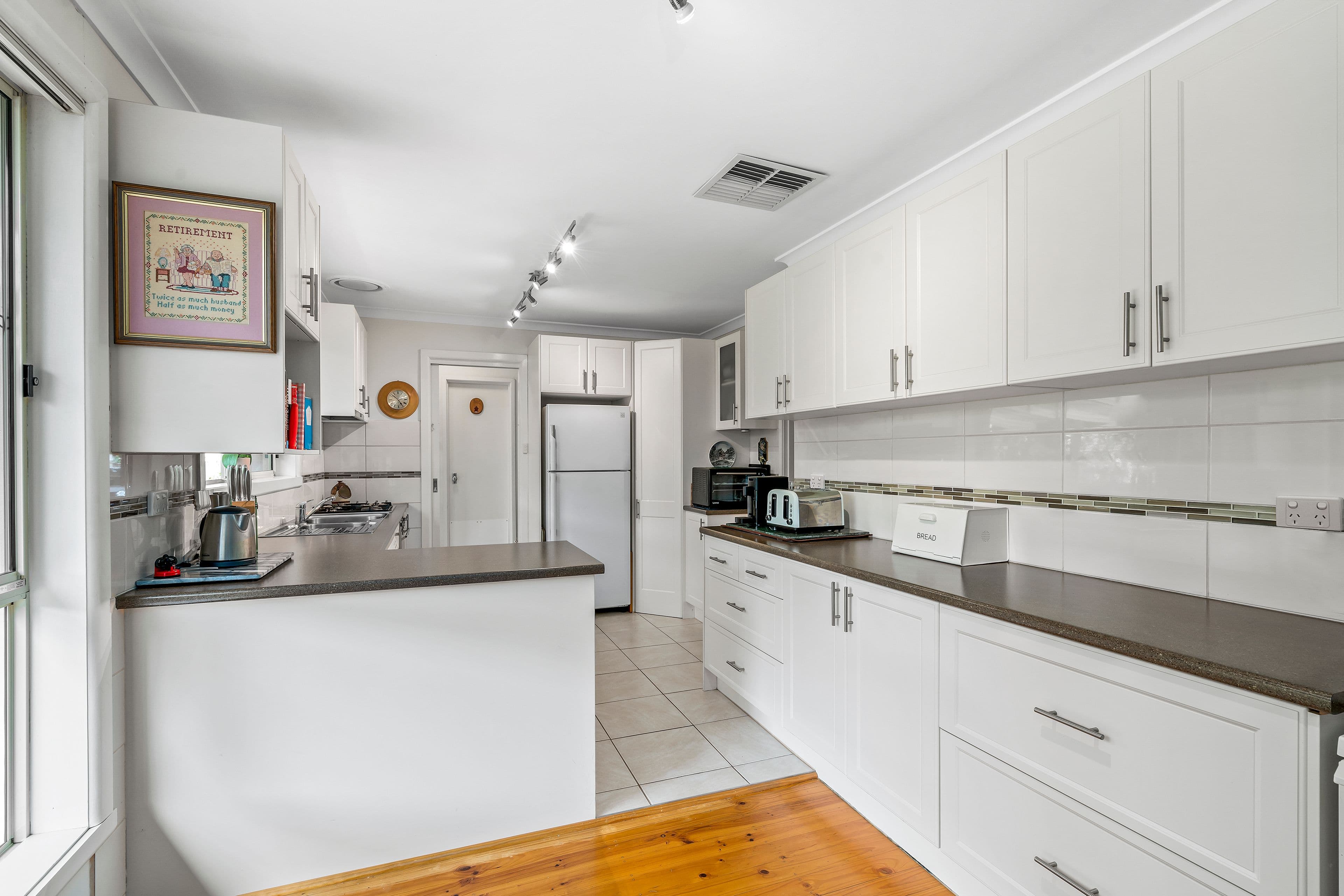 28 Forrest Street, Sunbury VIC 3429, Sunbury - Thumbnail 5