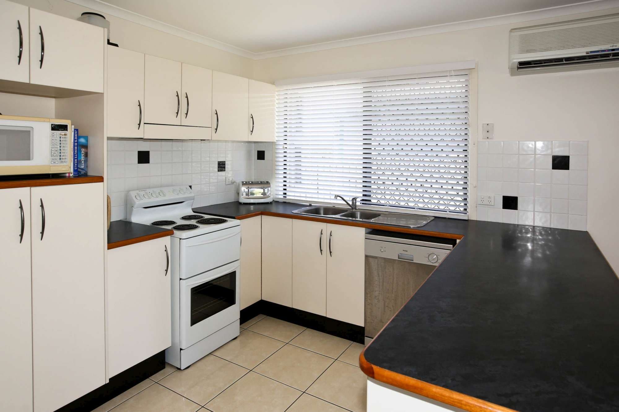 17 Bellamy Street, RASMUSSEN QLD 4815, Rasmussen - Thumbnail 2