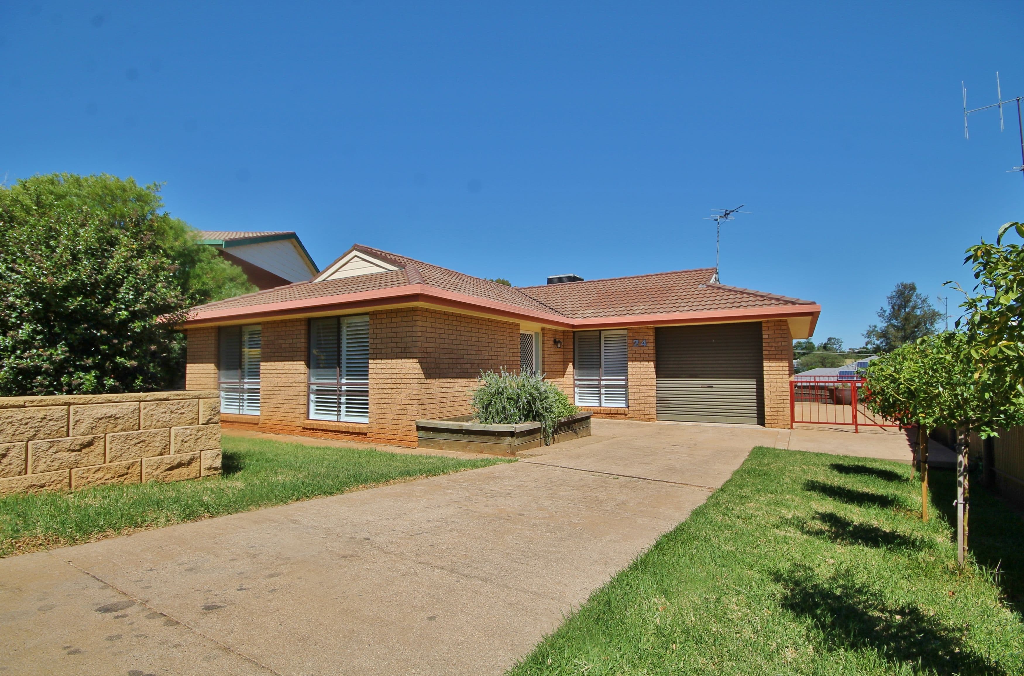24 Dwyer Drive, Young - Image 1