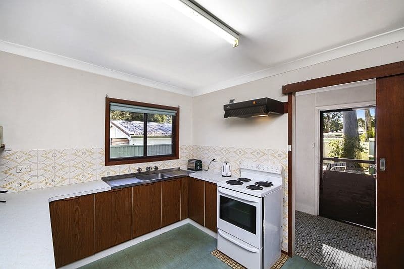 5 Lorraine Avenue, Berkeley Vale NSW 2261, Berkeley Vale - Thumbnail 2