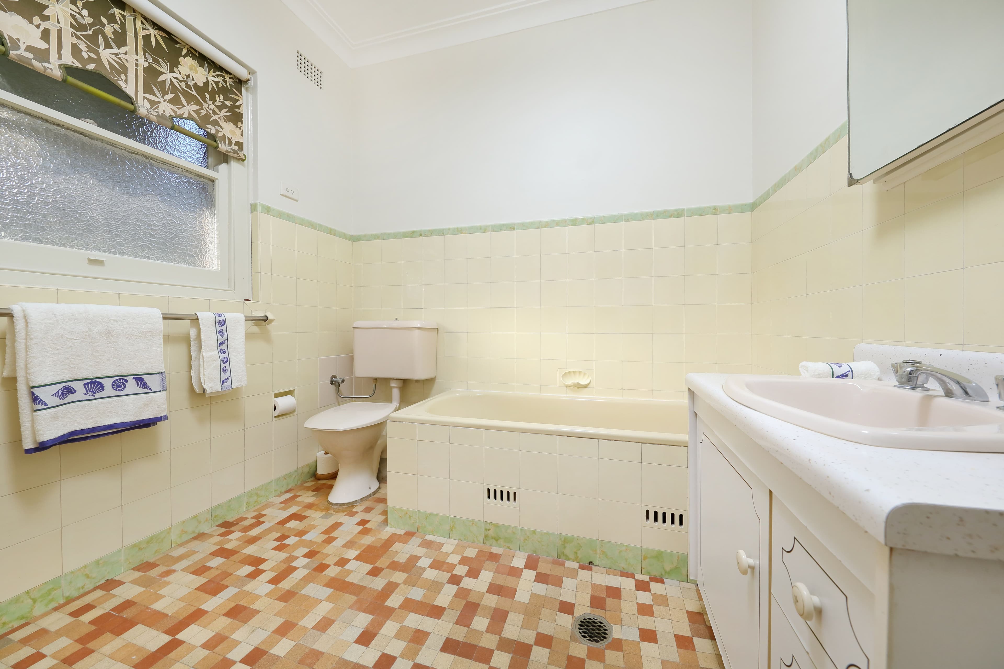 1 Palmer Crescent, Bexley - Thumbnail 4