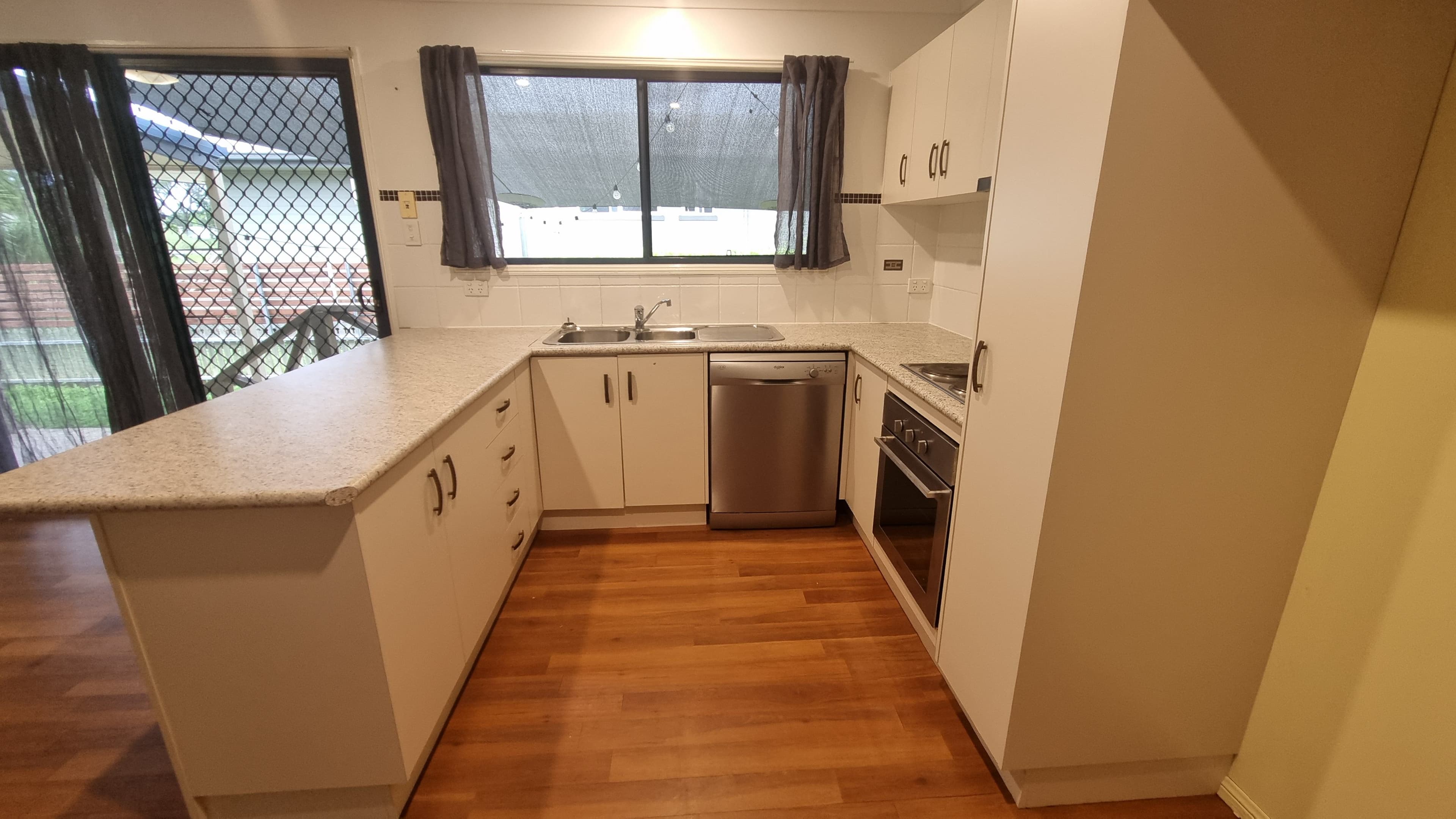87 Roberts Street, Emerald QLD 4720, Emerald - Thumbnail 4
