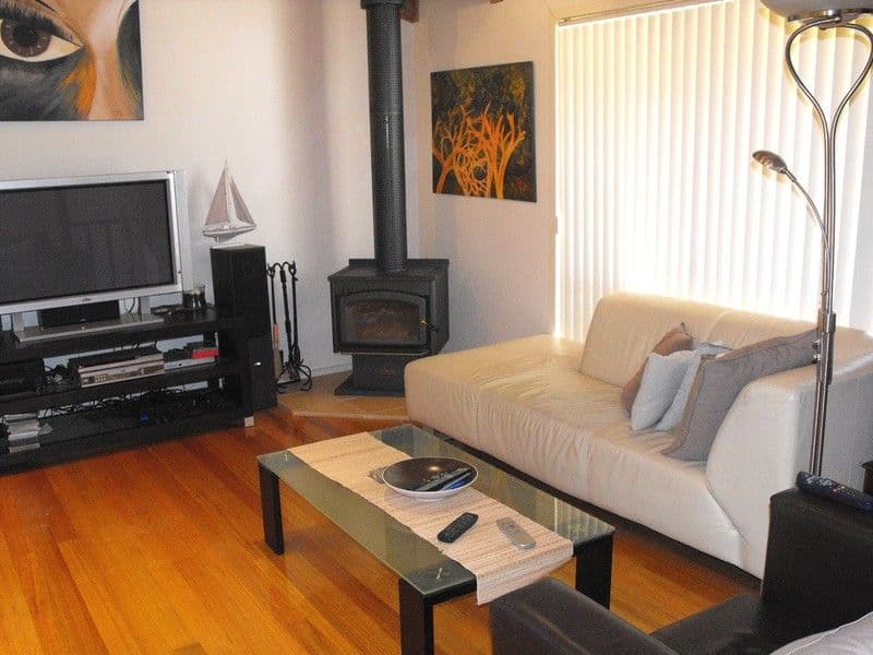 6 Honeysuckle Court, MILL PARK VIC 3082, Mill Park - Thumbnail 3