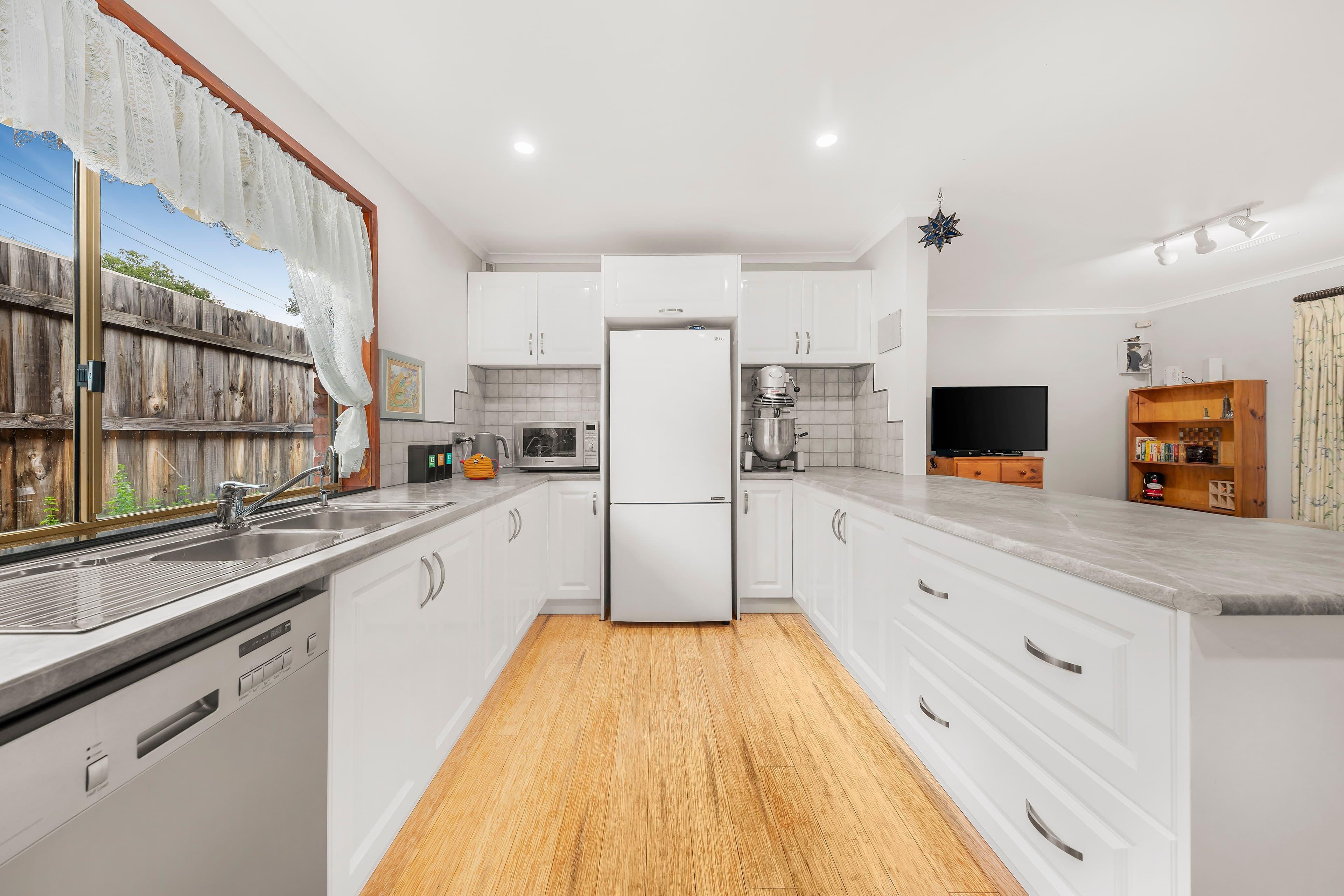 3 Jacob Drive, Rowville VIC 3178, Rowville - Thumbnail 2