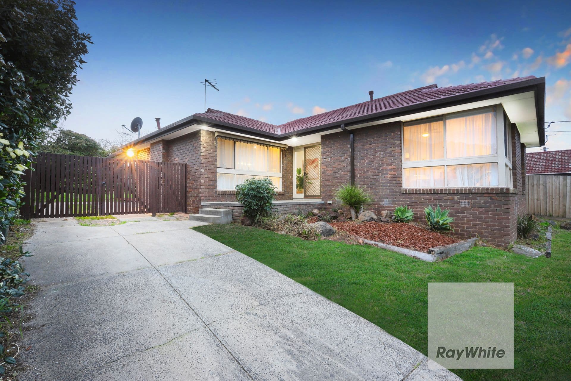 28 Churchill Avenue, Tullamarine VIC 3043, Tullamarine - Thumbnail 2
