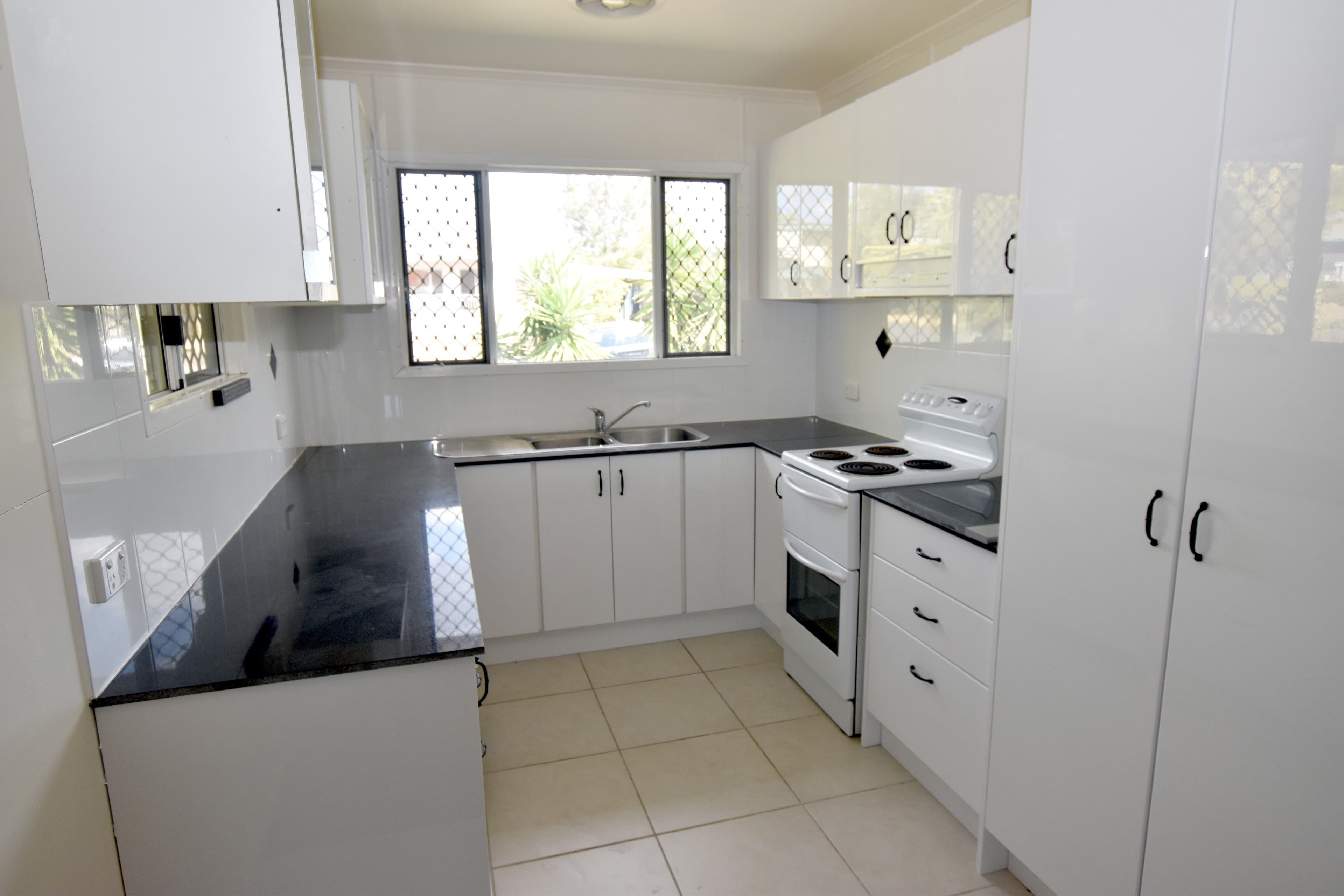 4 Smith Street, West Gladstone QLD 4680, West Gladstone - Thumbnail 3