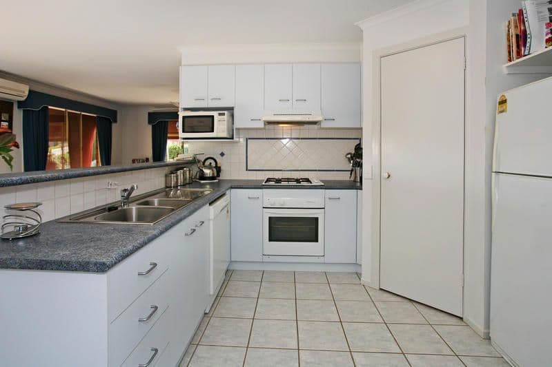 1 Cabernet Court, WAURN PONDS VIC 3216, Waurn Ponds - Thumbnail 4