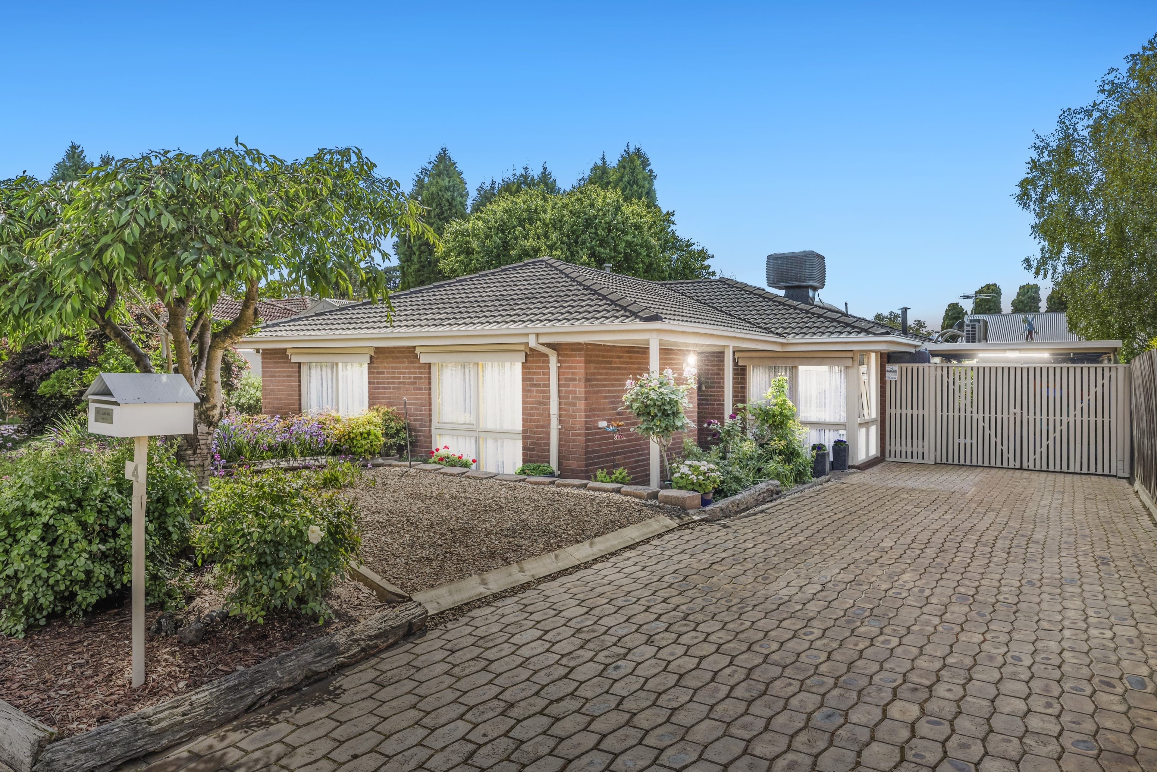 4 Helsal Drive, Wantirna South VIC 3152, Wantirna South - Image 1