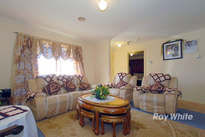6 Gowrie Place, CRANBOURNE WEST VIC 3977, Cranbourne West - Thumbnail 2