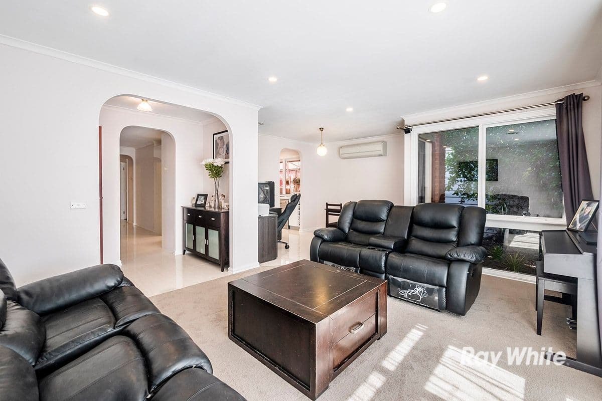 16 Brentwood Drive, Cranbourne North VIC 3977, Cranbourne North - Thumbnail 2