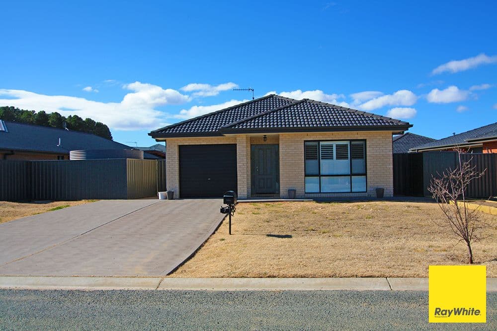 2 Deniston Circuit, Bungendore - Image 1