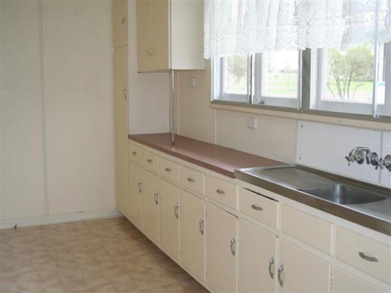 126 Currey Street, ROMA QLD 4455, Roma - Thumbnail 2