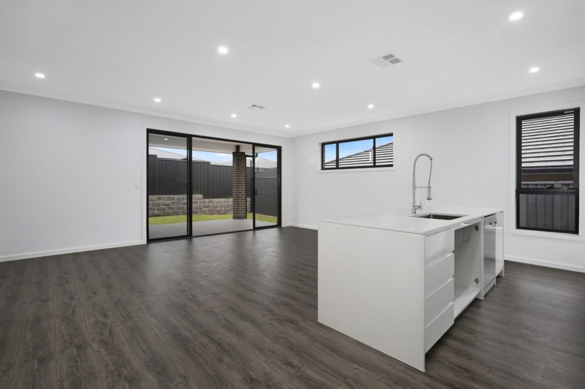 17 Roy Crescent, THIRLMERE, Thirlmere - Thumbnail 2