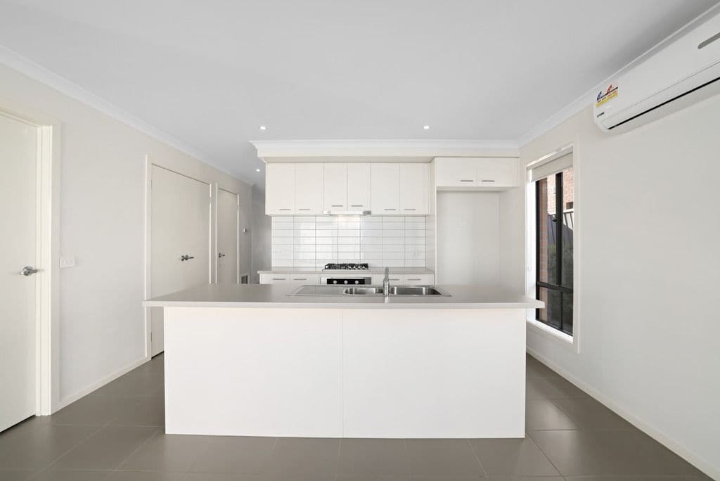 13 Smile Crescent, Wyndham Vale VIC 3024, Wyndham Vale - Thumbnail 3
