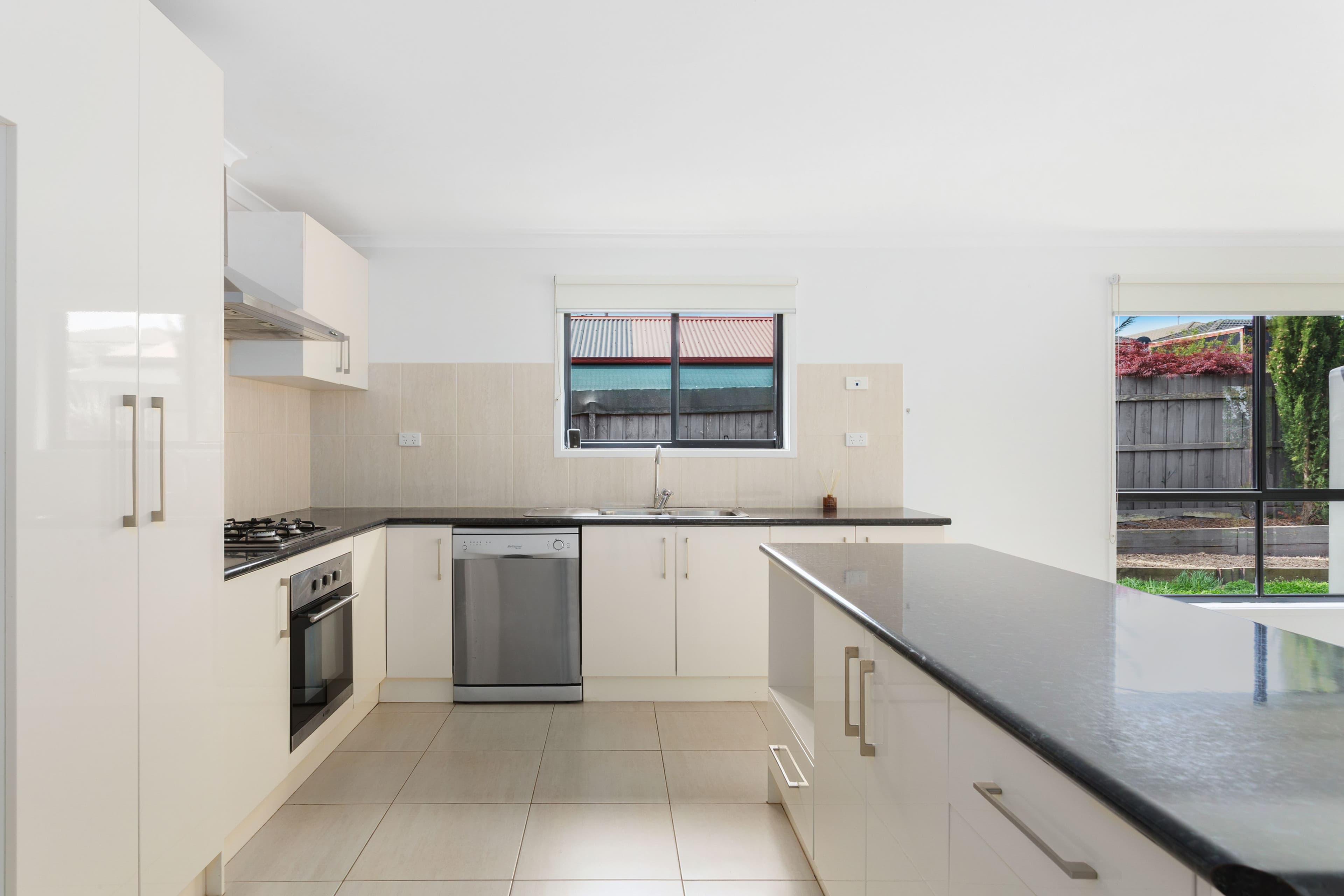4 Ayesha Rise, Pakenham VIC 3810, Pakenham - Thumbnail 2