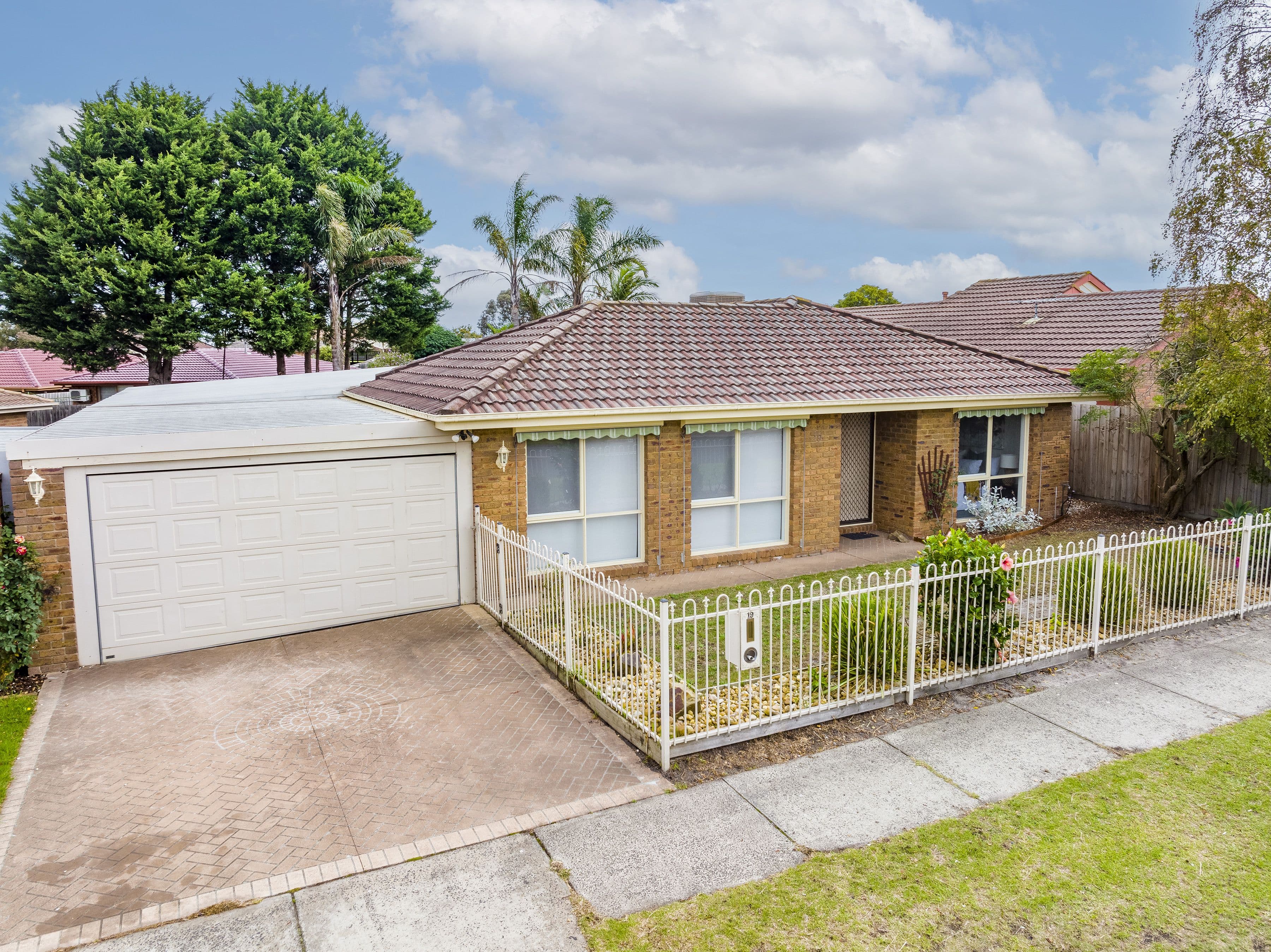 19 Hazelwood Avenue, Cranbourne North VIC 3977, Cranbourne North - Thumbnail 2