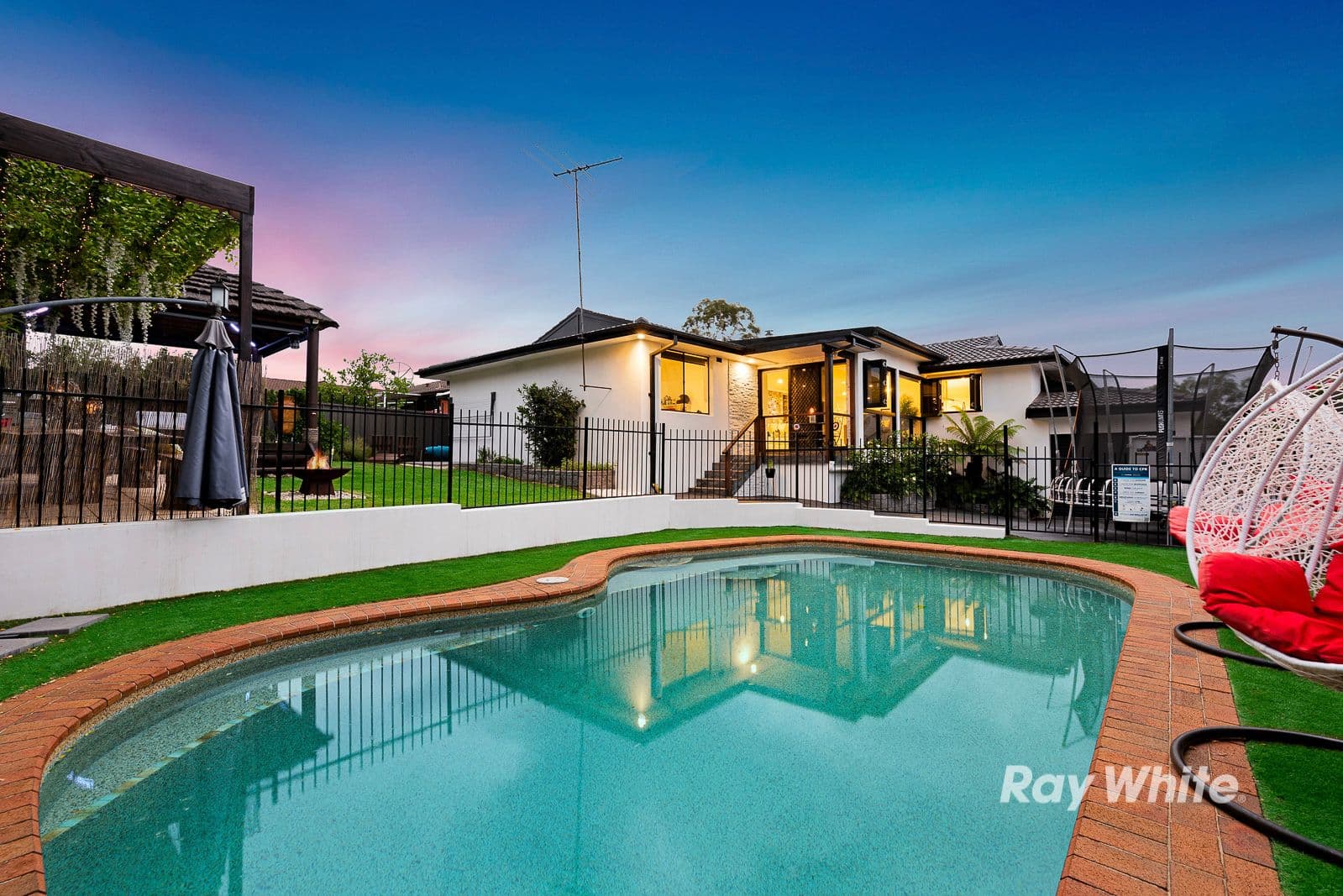 21 Sporing Avenue, Kings Langley - Thumbnail 2