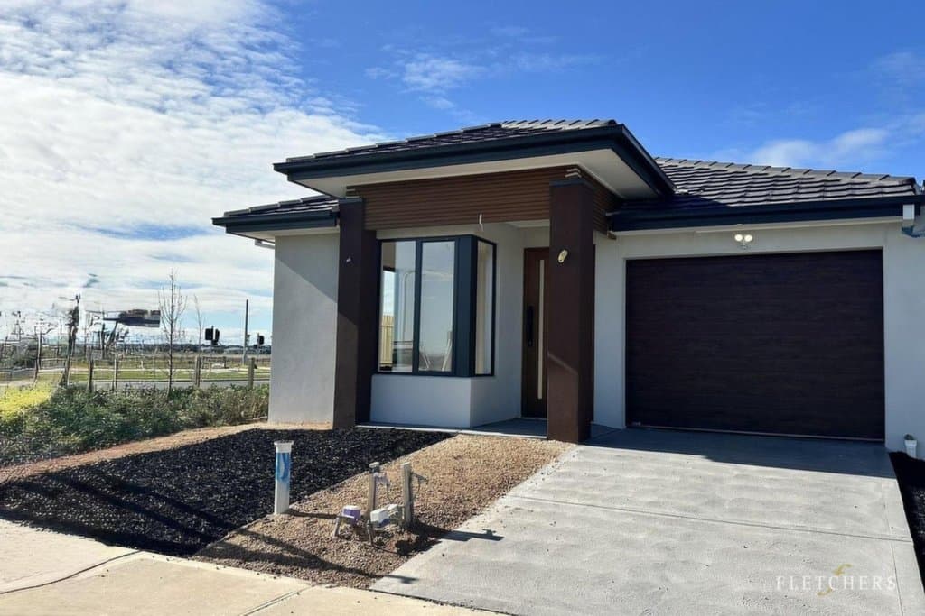 39 Pobblebonk Crescent, Clyde North - Image 1