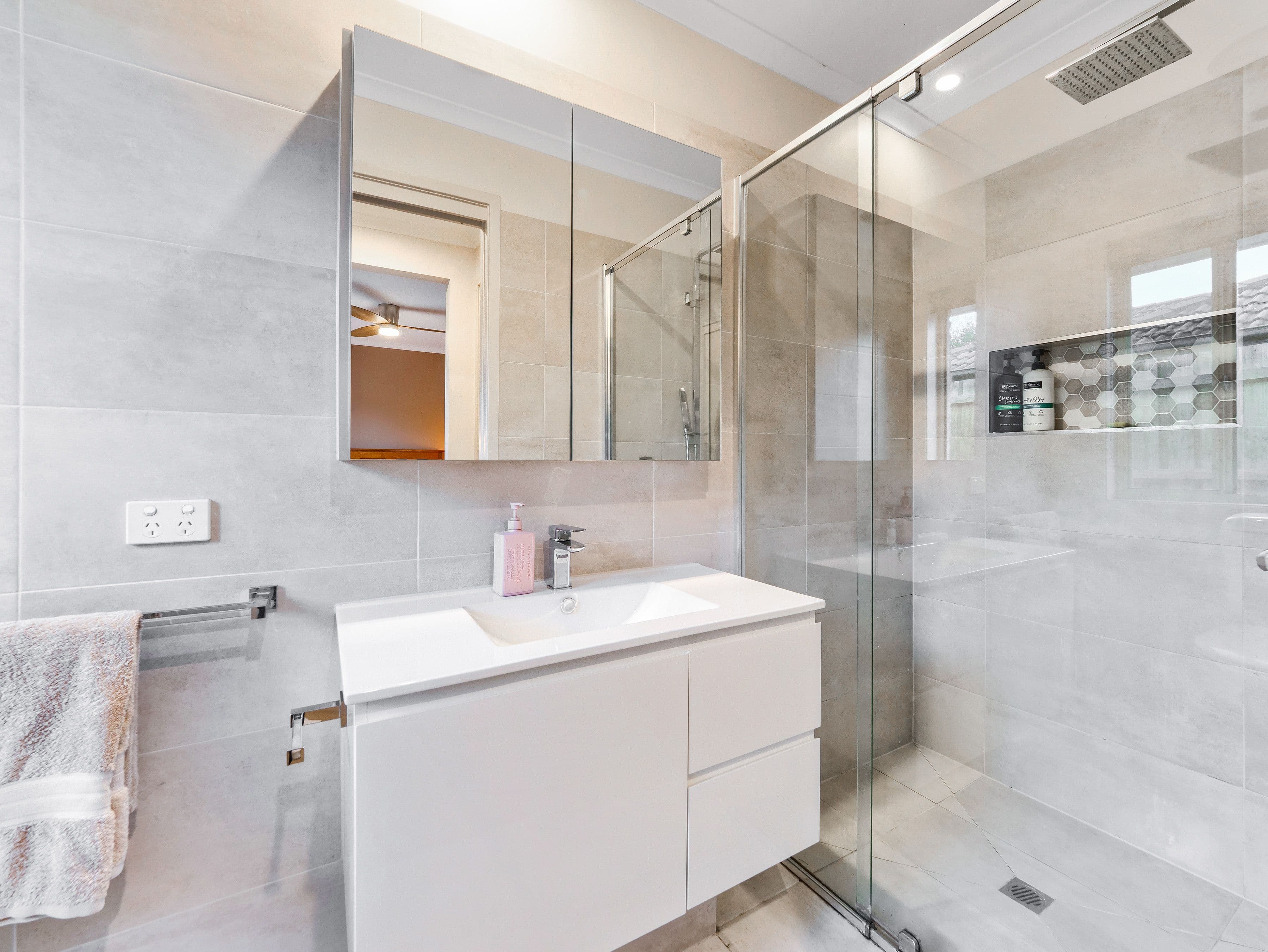 9 Scarborough Avenue, Cranbourne West VIC 3977, Cranbourne West - Thumbnail 3