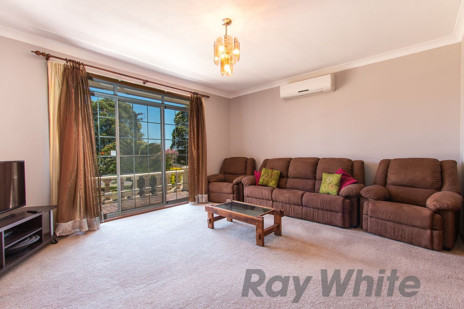 33 Hazleton Grove, Charlestown - Thumbnail 4