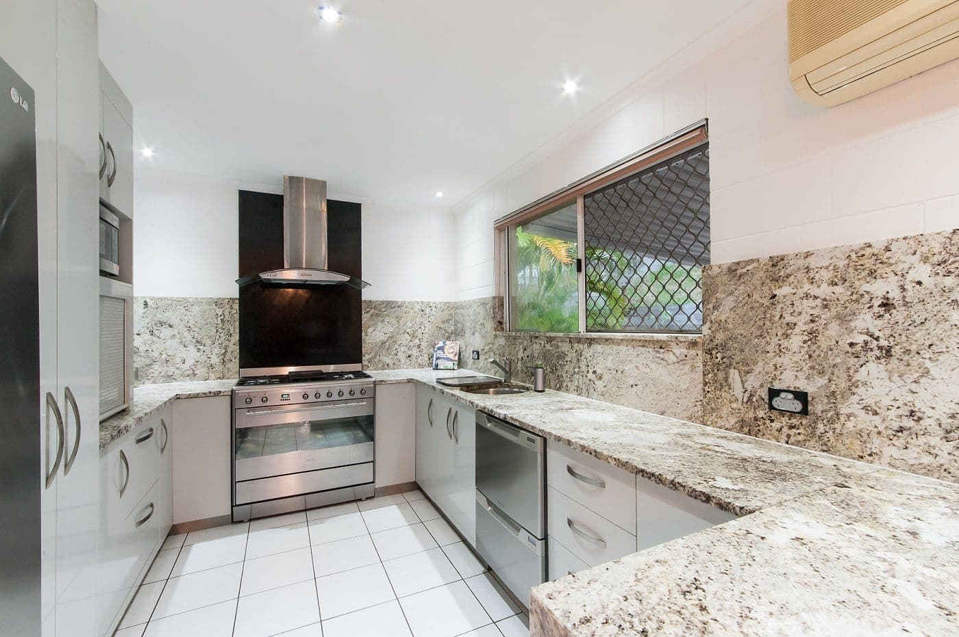 6 Grace Avenue, Cannonvale QLD 4802, Cannonvale - Thumbnail 2