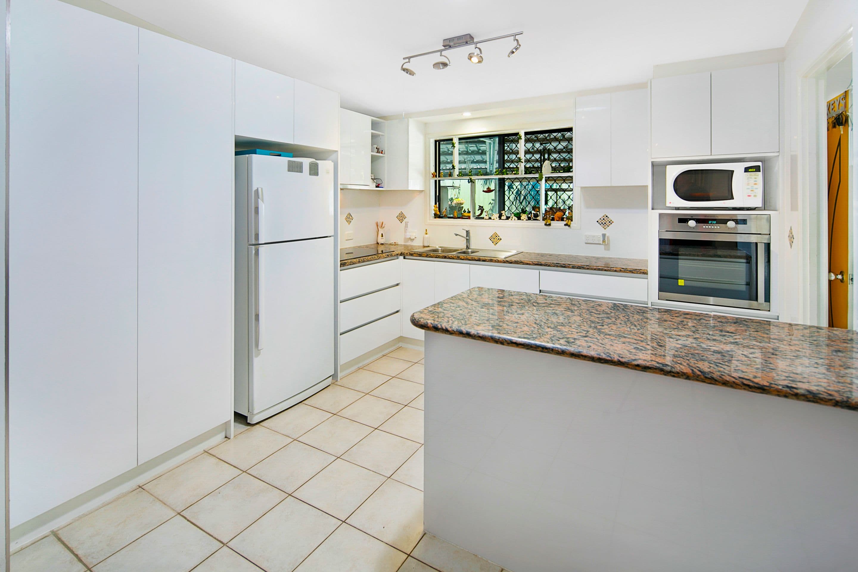 18 Surman Street West, Birkdale QLD 4159, Birkdale - Thumbnail 2