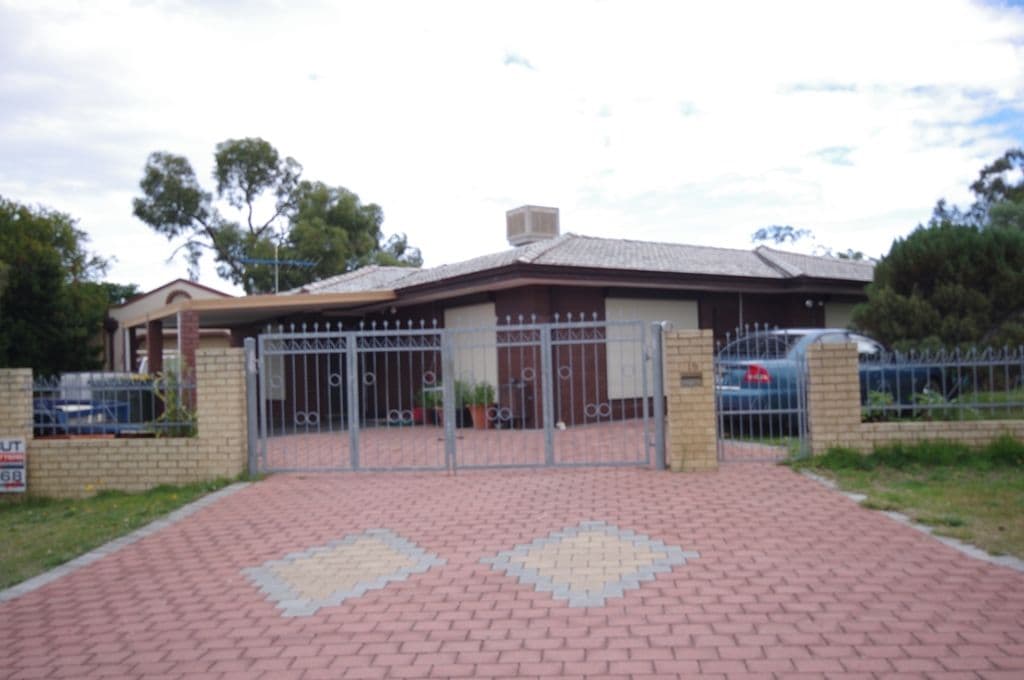 16 Roydon Way, GIRRAWHEEN WA 6064, Girrawheen - Thumbnail 2