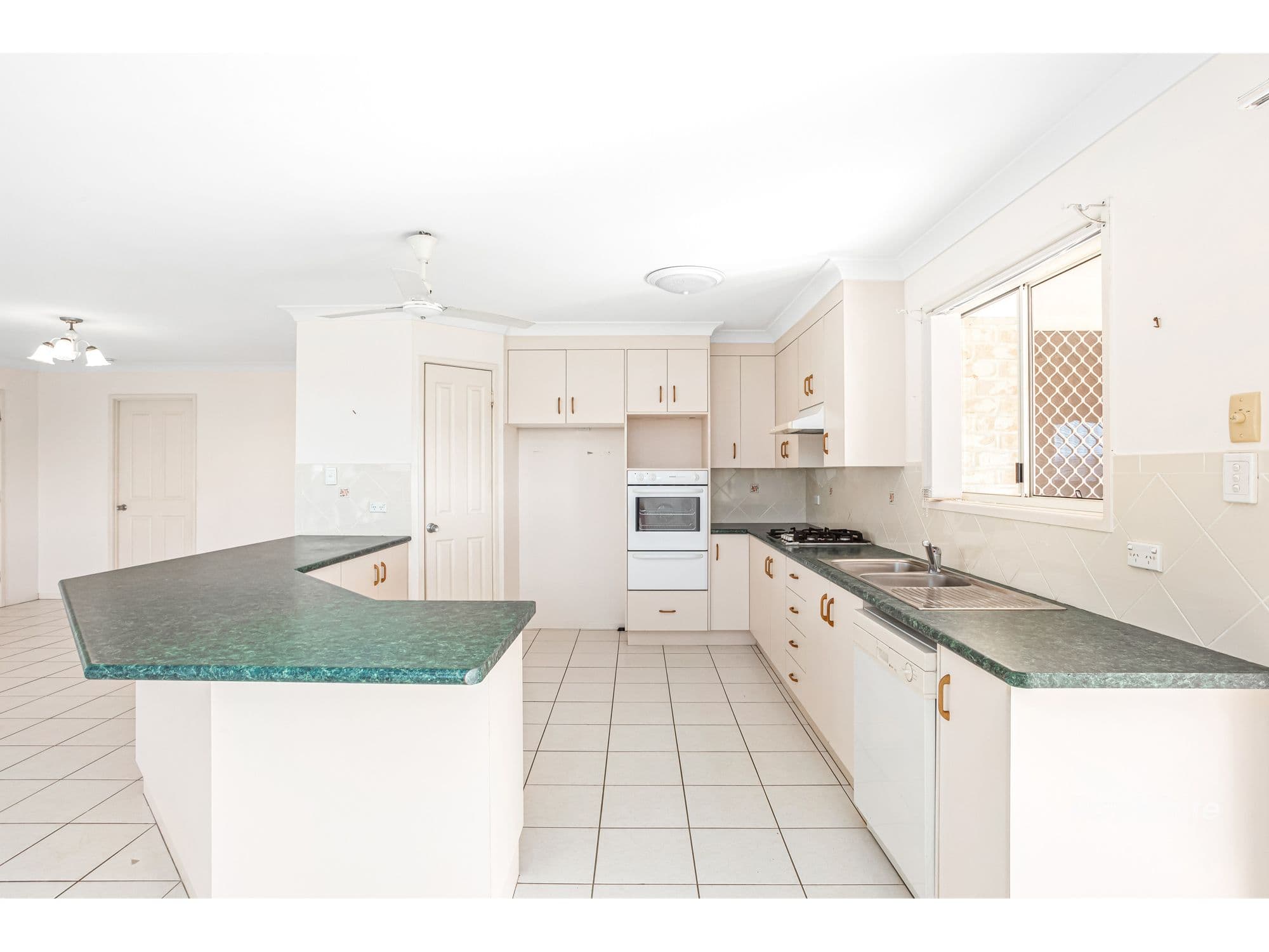 4 Paradise Way, Emu Park QLD 4710, Emu Park - Thumbnail 7