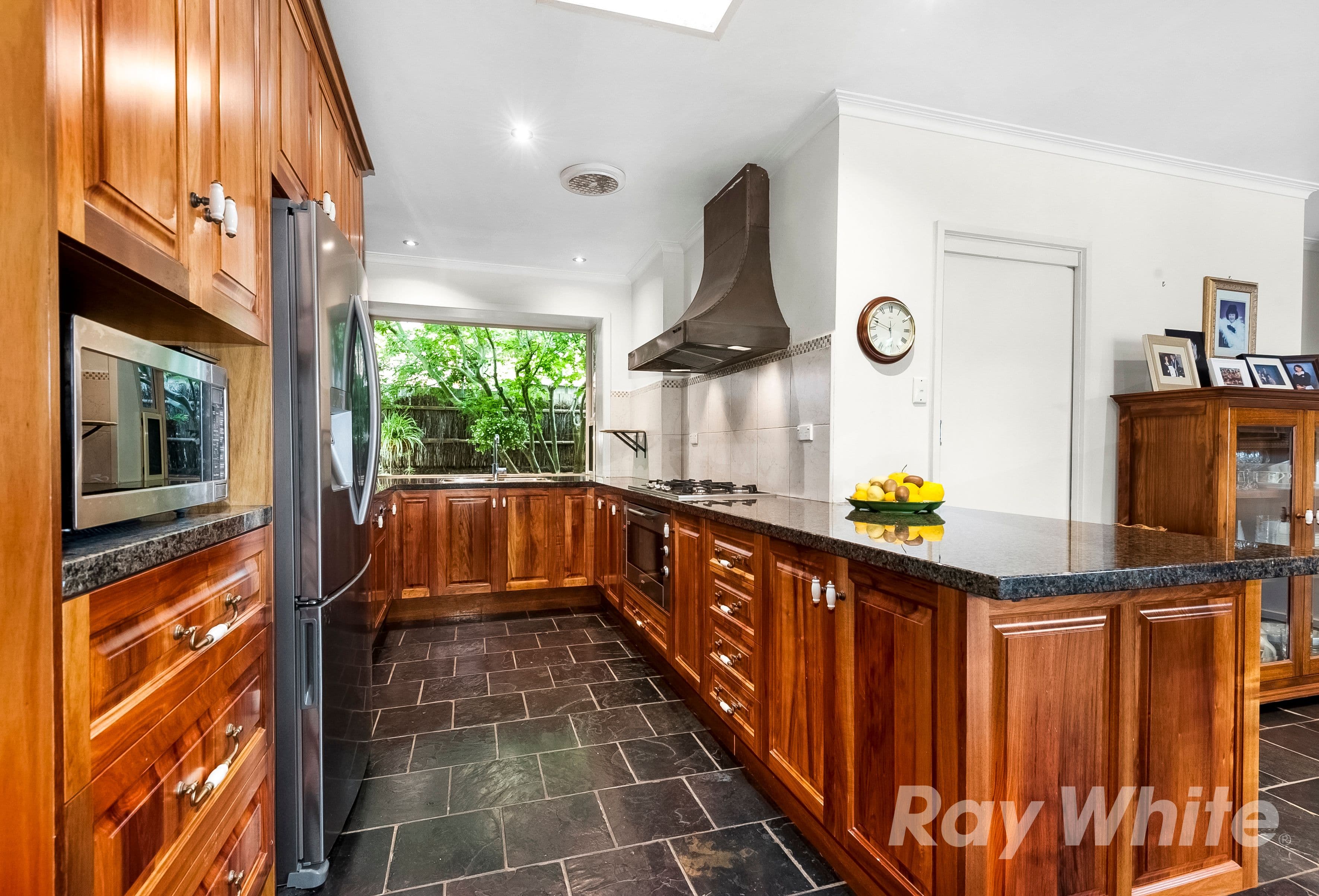 6 Bunker Crescent, Glen Waverley VIC 3150, Glen Waverley - Thumbnail 2