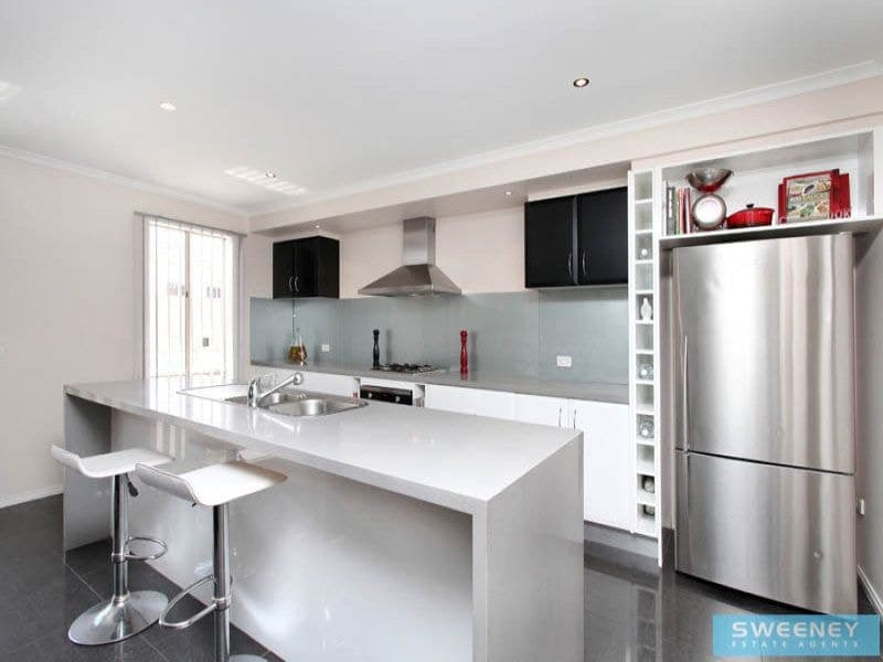 12 Glen Drouitt Drive, Caroline Springs - Thumbnail 3