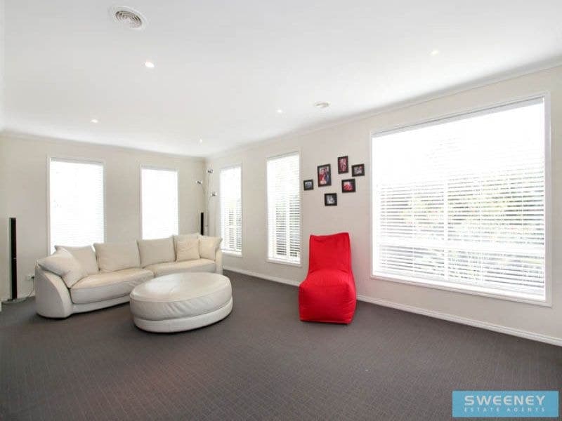 12 Glen Drouitt Drive, Caroline Springs - Thumbnail 6
