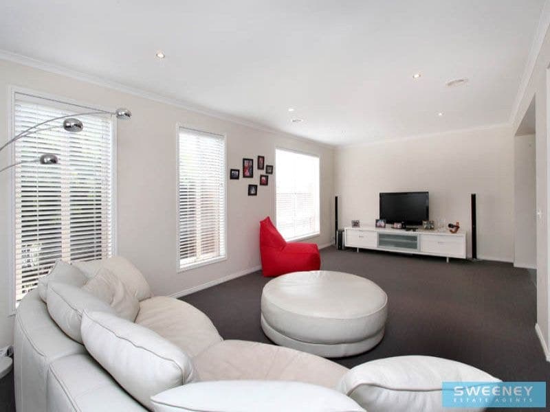 12 Glen Drouitt Drive, Caroline Springs - Thumbnail 7