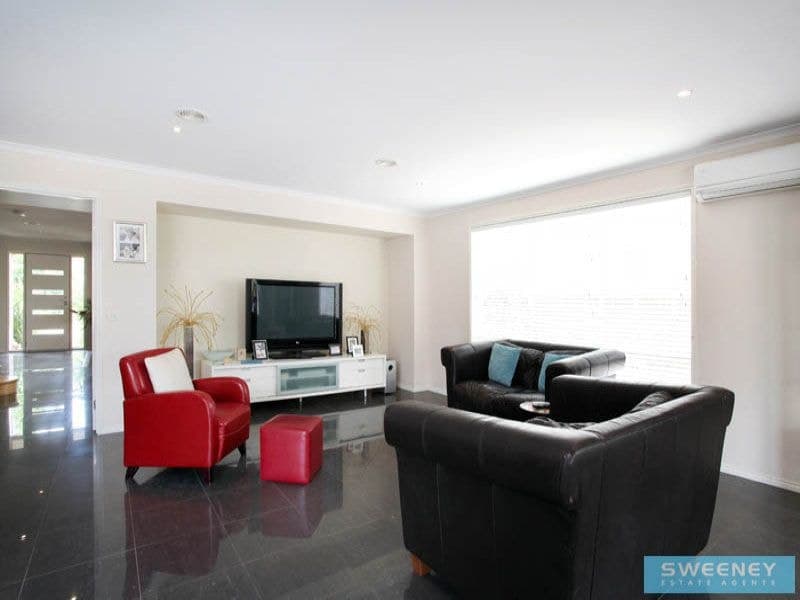 12 Glen Drouitt Drive, Caroline Springs - Thumbnail 8
