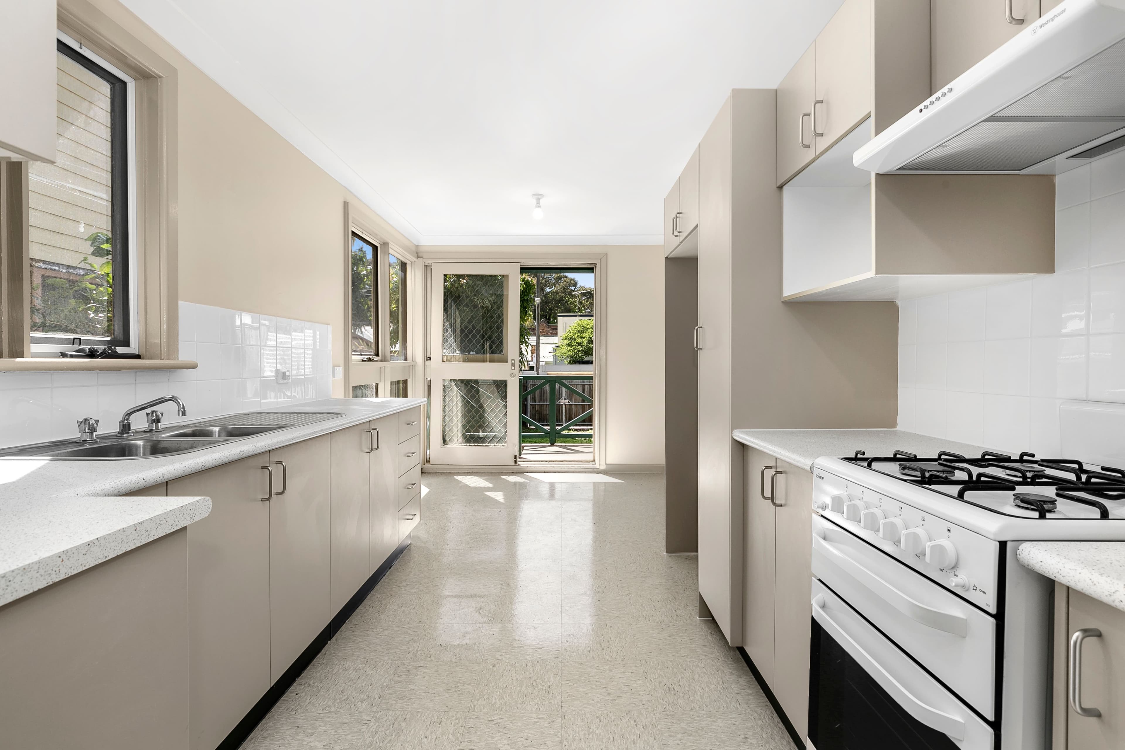 692 Elizabeth Street, Waterloo - Thumbnail 3