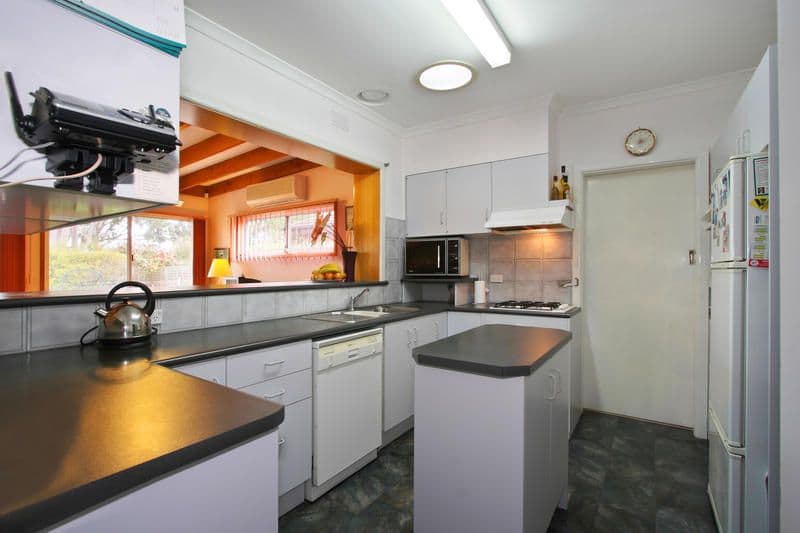 6 Kingswood Drive, DINGLEY VILLAGE VIC 3172, Dingley Village - Thumbnail 4