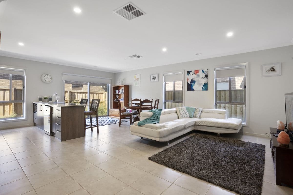 35 Allunga Way, Werribee VIC 3030, Werribee - Thumbnail 2