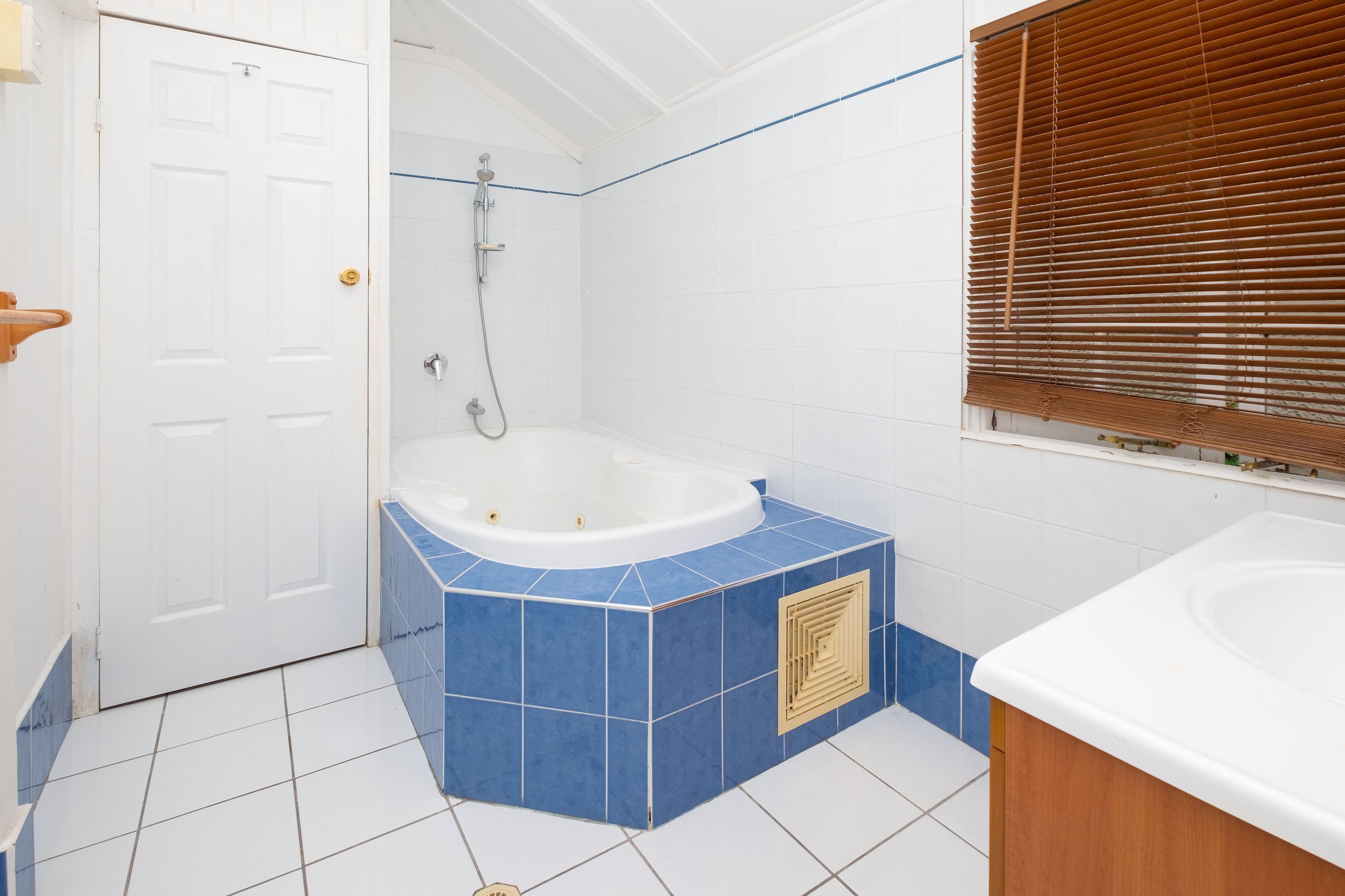 84 Victor Street, Holland Park QLD 4121, Holland Park - Thumbnail 8