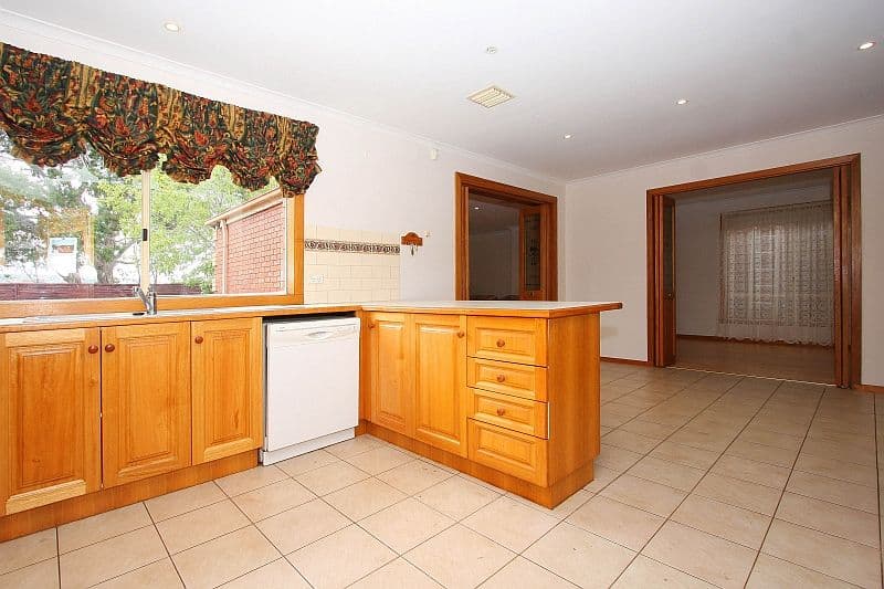 4 Varga Close, MILL PARK VIC 3082, Mill Park - Thumbnail 2