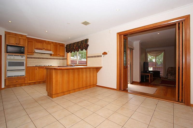 4 Varga Close, MILL PARK VIC 3082, Mill Park - Thumbnail 4