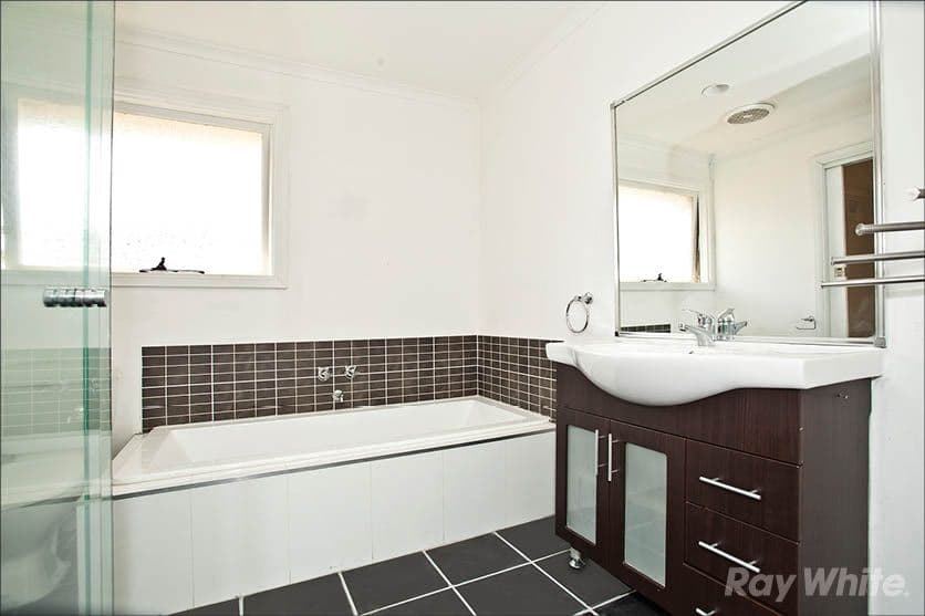 18 Oaktree Drive, HAMPTON PARK VIC 3976, Hampton Park - Thumbnail 8