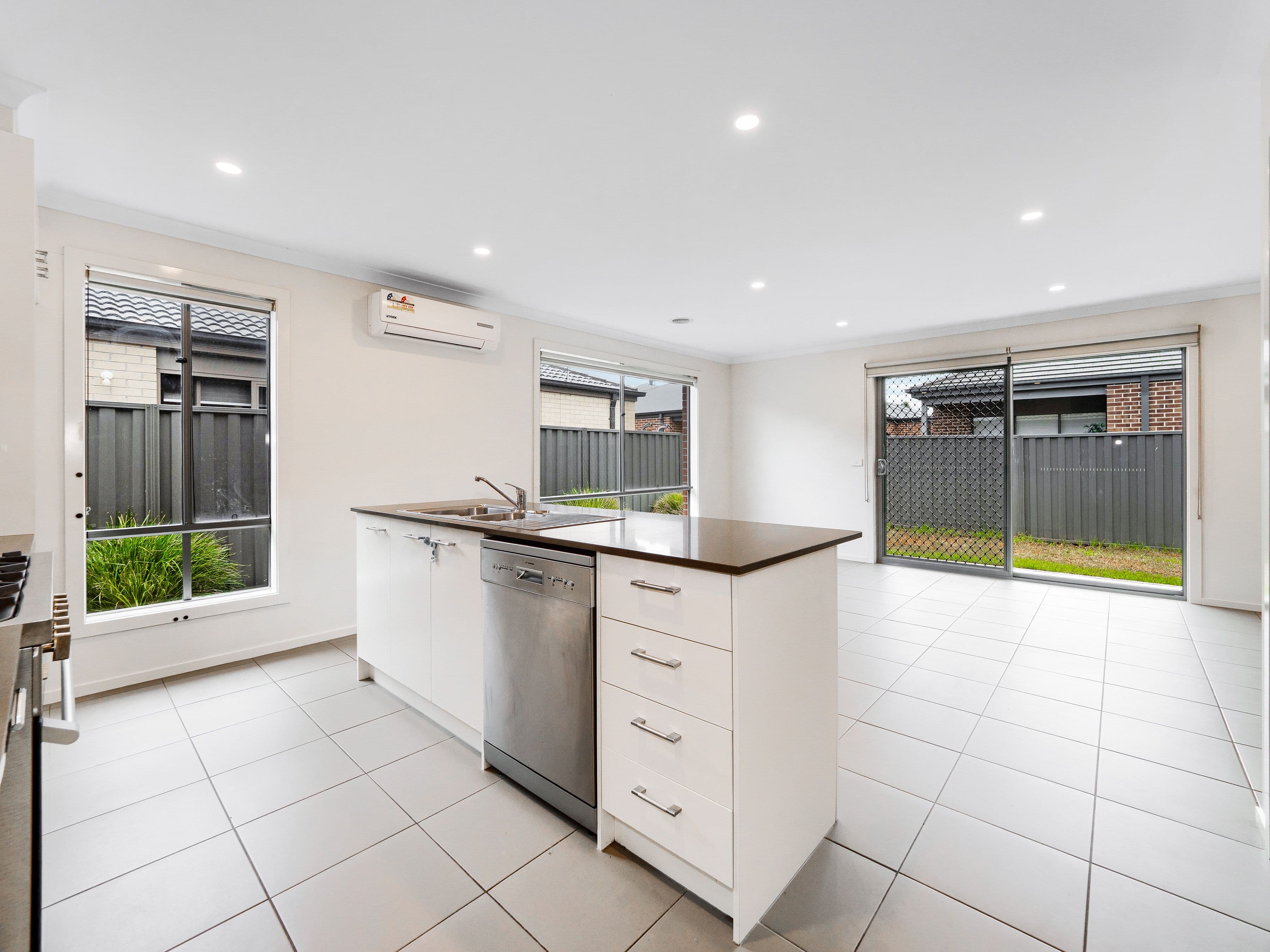 4 Vollone Place, Cranbourne East VIC 3977, Cranbourne East - Thumbnail 5