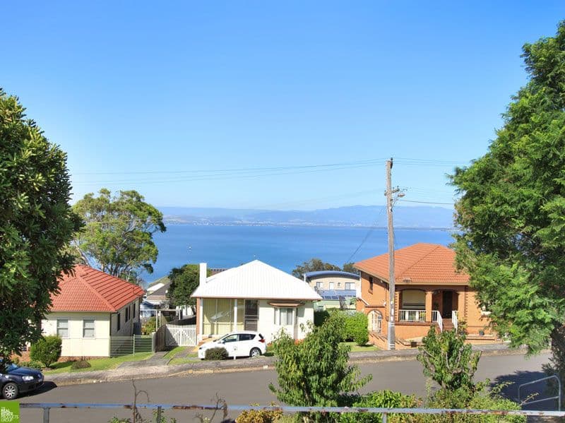 38 Grand View Parade, Lake Heights - Thumbnail 2