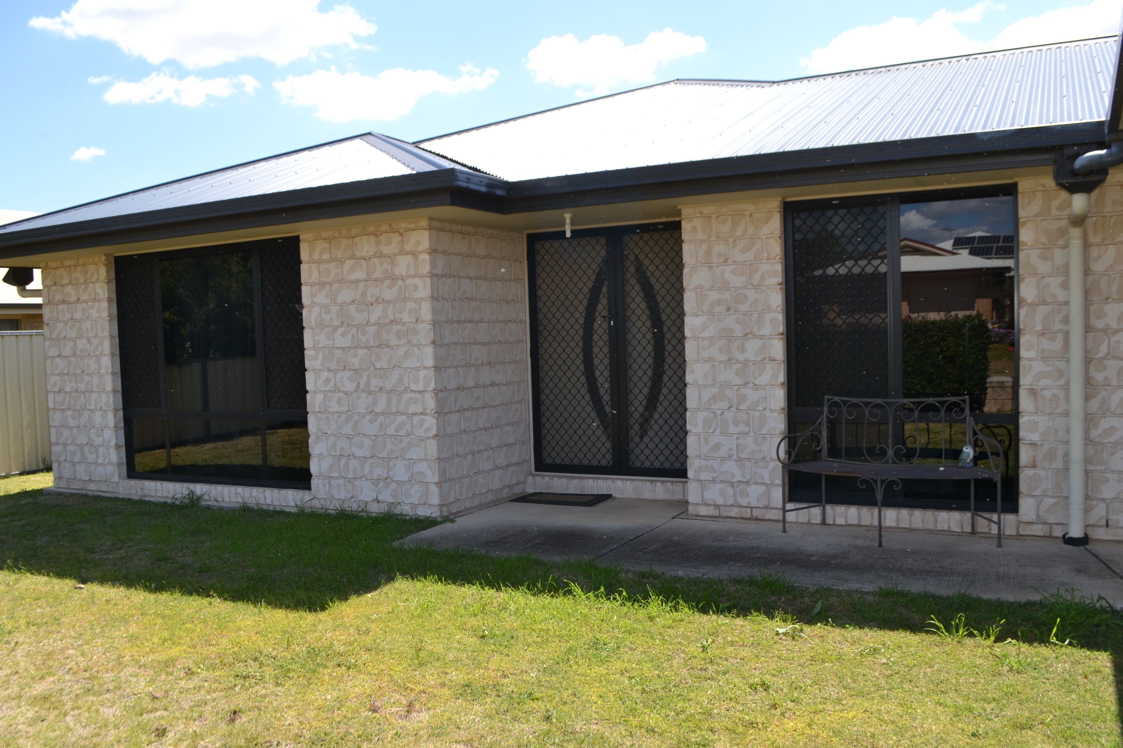 8 Debbie Court, Oakey QLD 4401, Oakey - Thumbnail 2