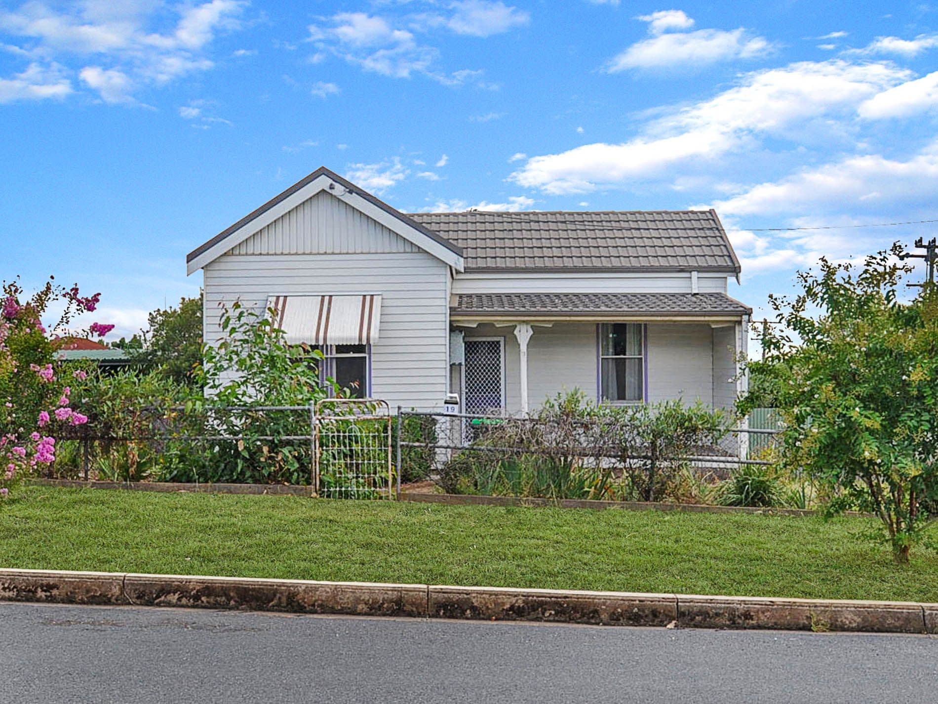 19 Pretoria Avenue, Junee - Image 1