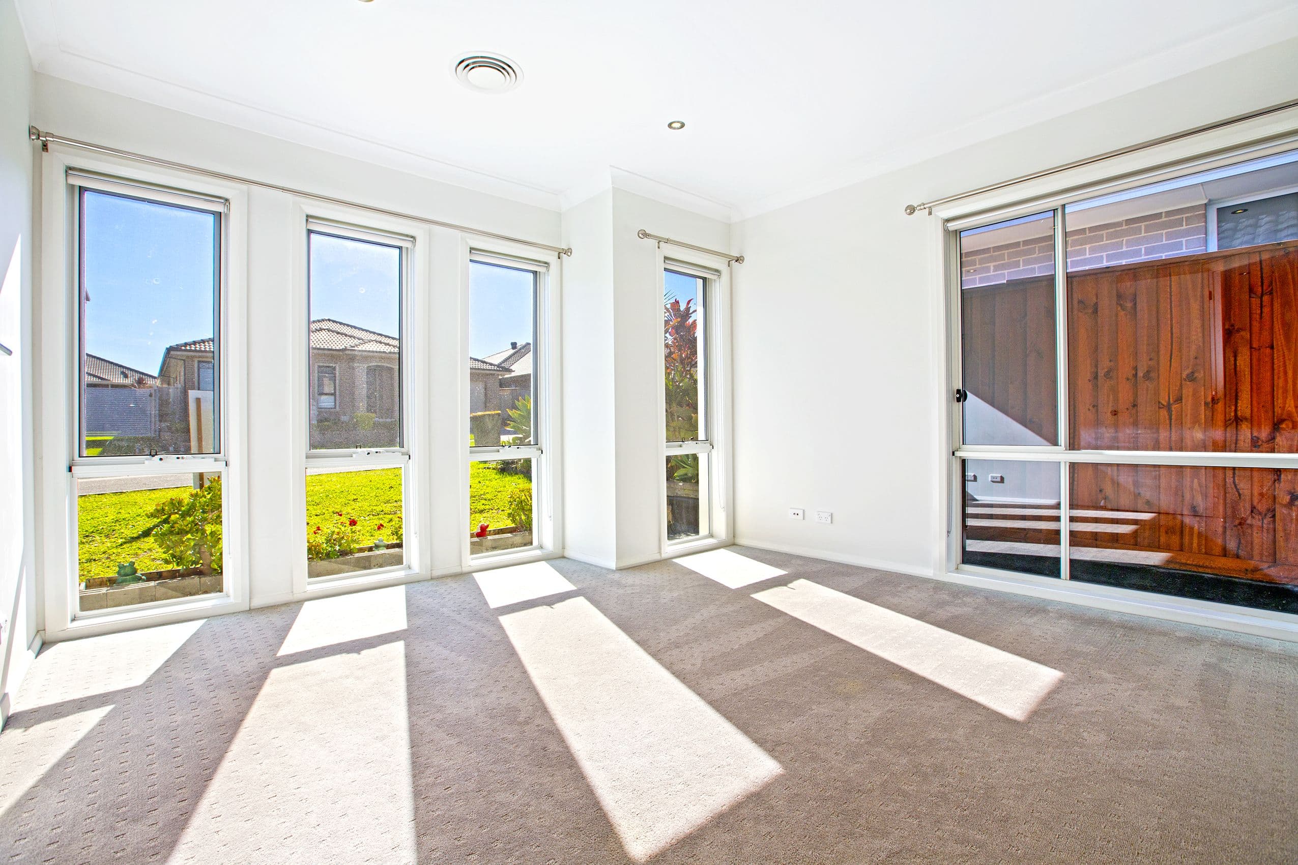 8 Redfern Street, Carnes Hill - Thumbnail 2